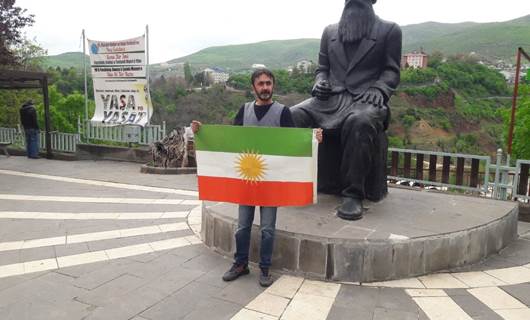 Dersim Katliamı anısına Seyit Rıza anıtına Kürdistan bayrağı astı