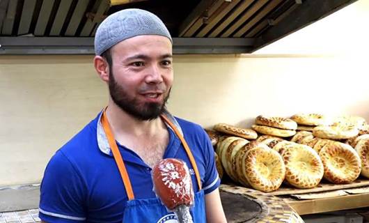 Özbek kardeşler tandır ekmeği ile müşteri çekiyor