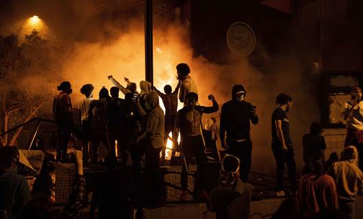 ABD’de siyahi adamın öldürülmesini protesto eden göstericiler polis merkezini ateşe verdi