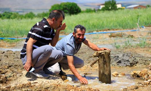 Bahçeye sondaj vurdurdu, doğal maden suyu çıktı