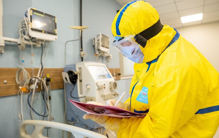 A healthcare worker at Erbil's Peshmerga hospital. File photo: Bilind T.Abdullah / Rudaw