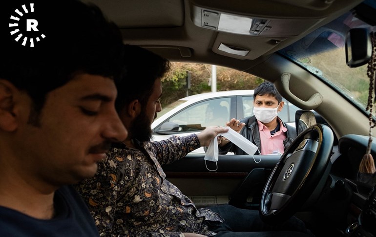 A driver buys face masks to protect against COVID-19 from a roadside vendor in Erbil. File photo: Bilind T. Abdullah / Rudaw 