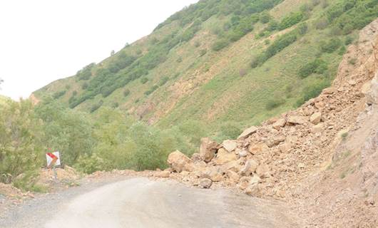 Bingöl-Yedisu kara yolu artçı depremler nedeniyle ulaşıma kapandı