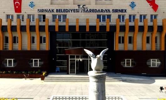 Şırnak Belediyesi yeni binasına Kürtçe tabela astı