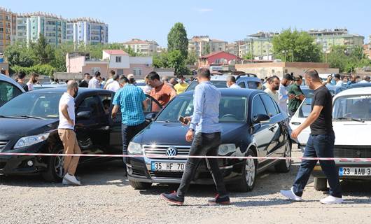 DİYARBAKIR - İkinci el oto pazarı 'korona pazarı' oldu