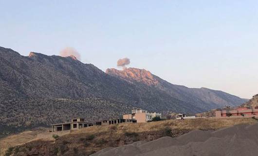 فڕۆکەکانى تورکیا چیای لینک لە سنوورى دێرەلووک بۆردوومان دەکەن