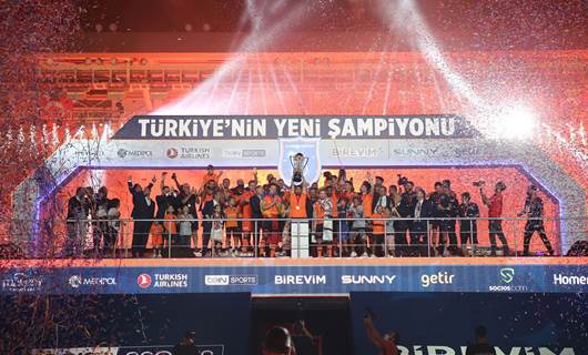 Medipol Başakşehir, şampiyonluk kupasını kaldırdı