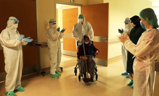 93 yaşında Covid-19’u yenen yaşlı kadın hastaneden alkışlarla uğurlandı