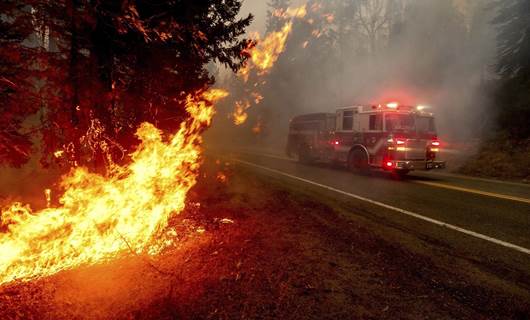 Şewata li daristanên California û Oregonê berdewam e