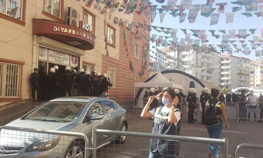 HDP Diyarbakır İl ve Yenişehir İlçe Binası polis tarafından basıldı