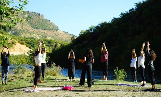 Li ber Çemê Mûnzûrê yoga û medîtasyon