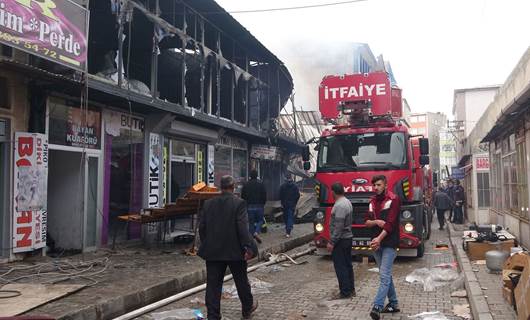 Van Özalp’ta Rus Pazarı’nda yangın: 100 dükkan küle döndü