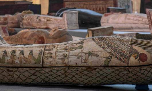 Mısır'da bazılarının içinde mumya bulunan en az 100 lahit keşfedildi