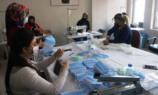 Bitlis’te gönüllü 15 usta öğretici kadın günlük 7 bin maske üretiyor