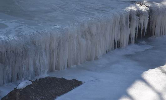 FOTO - Kars'ta HES barajının yüzeyi ve Kars Çayı buz tuttu