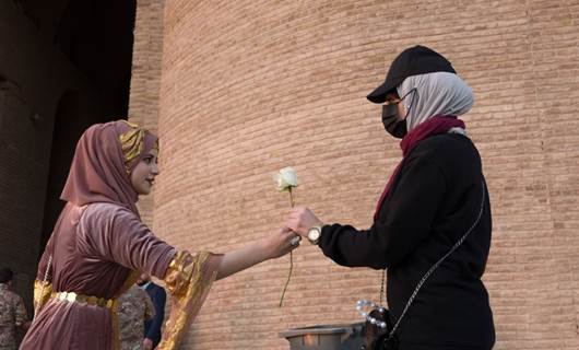 FOTO - Erbil Kalesi’nde Kürt, Arap, Türkmen ve Hristiyanlar turistlere gül dağıttı