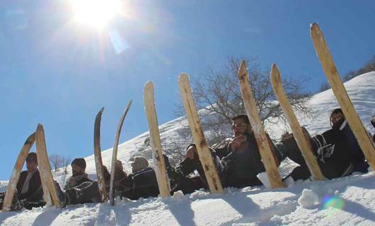 FOTO - Hakkarili gençler tahta kayak takımlarıyla profesyonel kayakçılara taş çıkartıyor