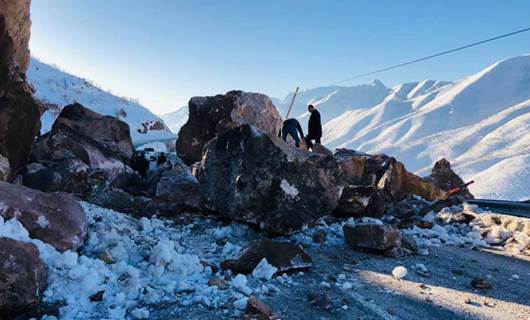 Dağdan düşen kaya nedeniyle Şemdinli-Yüksekova yolu kapandı