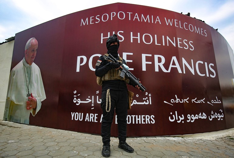 پۆستەرێکی پاپا فرانسیس لە شەقامیکی بەغدا وێنە؛ AFP