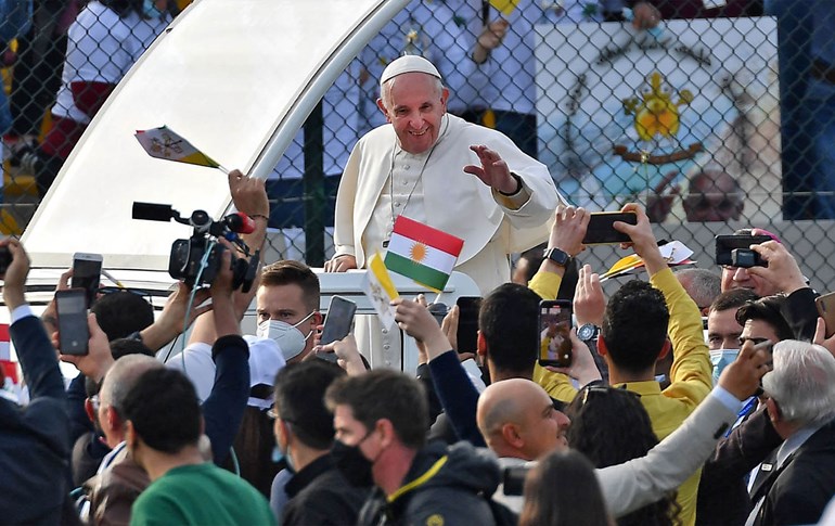 پاپا فرانسیس، پاپای ڤاتیکان لە یاریگەی فرەنسۆ هەریری لەلایەن کریستیانەکانەوە پێشوازیی لێدەکرێت. وێنە: AFP / Vincenzo PINTO