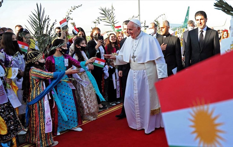 پاپا فرانسیس لە فڕۆکەخانەی هەولێر لەلایەن سەرۆکی هەرێمی کوردستان و سەرۆکی حکومەتی هەرێمی کوردستانەوە پێشوازیی لێدەکرێت. وێنە: Safin Hamed Hamid/AFP