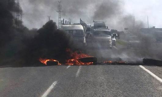 DEDAŞ’ı protesto eden Urfalı çiftçiler lastik yakıp yolu trafiğe kapattı
