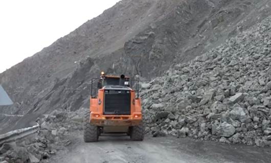 Hakkari-Yüksekova kara yolu heyelan nedeniyle kapandı