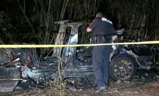 ABD’de sürücüsüz Tesla kaza yaptı: İki kişi yanarak öldü