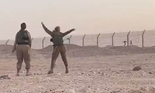 Sınırda karşılıklı dans eden askerlerin videosu büyük ilgi gördü