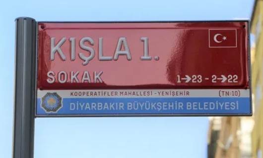 Diyarbakır Büyükşehir Belediyesi sokak tabelalarına Türk bayrağı yerleştirdi