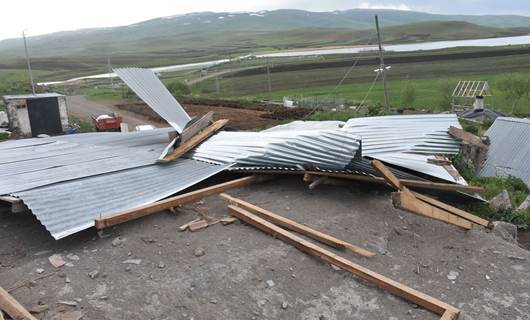 Kars'ta şiddetli fırtına evlerin çatısını uçurdu