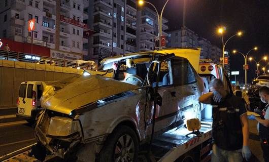 Diyarbakır'da makas atan otomobil kazaya neden oldu: 2 ölü, 8 yaralı
