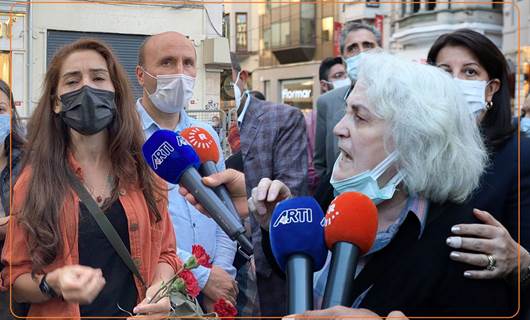 Cumartesi Anneleri, yasaklanan Galatasaray Meydanı'na karanfiller bıraktı