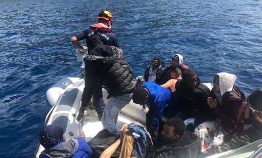 Çeşme açıklarında 74 göçmen kurtarıldı