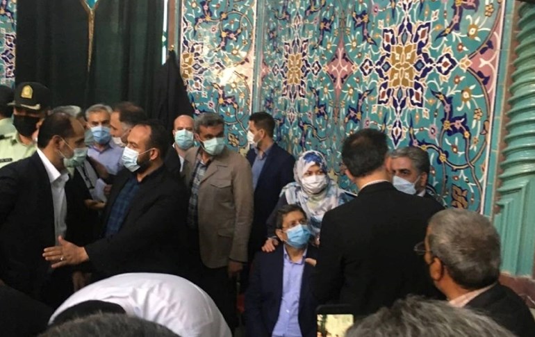 Berbijarê hilbijartina serokatiya Îranê Ebdulnasir Himetî li navendeke dengdanê li Tehranê. Wêne: Tasnim