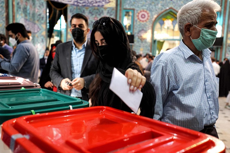 کچێک لە هەڵبژاردنی سەۆرکایەتیی ئێران دەنگدەدات. وێنە: AFP