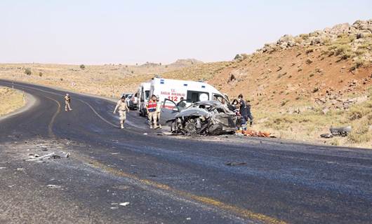 Diyarbakır’da kamyon ile otomobil çarpıştı: 2 ölü, 3 yaralı