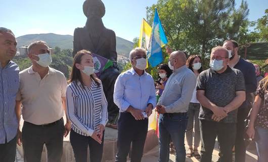 HDP Eş Genel Başkanı Sancar, Seyit Rıza Anıtı'na karanfil bıraktı