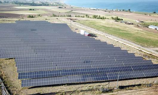 Güneş enerjisi kuran Bitlisli çiftçi ihtiyaç fazlası elektriği VEDAŞ’a satıyor