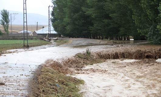 Van'da sel felaketi: 400 koyun telef oldu