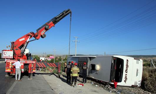 Ağrı’dan İzmir’e giden yolcu otobüsü devrildi: 33 yaralı