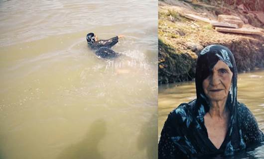 85 yaşındaki nine Fırat nehrinde yüzme dersi veriyor