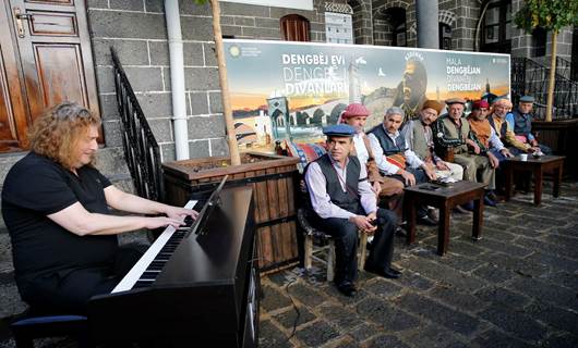 Dengbêjên Amedê li ber piyanoyê kilam gotin
