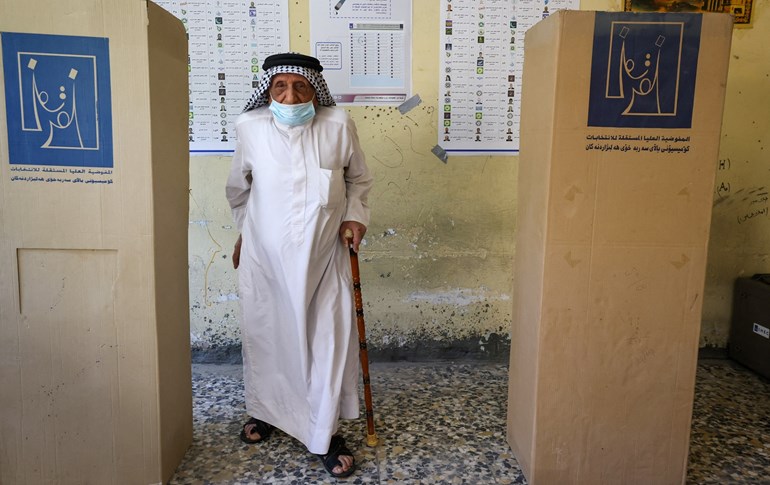 An Iraqi man casts his vote at a polling station in Baghdad on October 10, 2021 in the country's early parliamentary elections. Photo: Ahmad Al-Rubaye / AFP