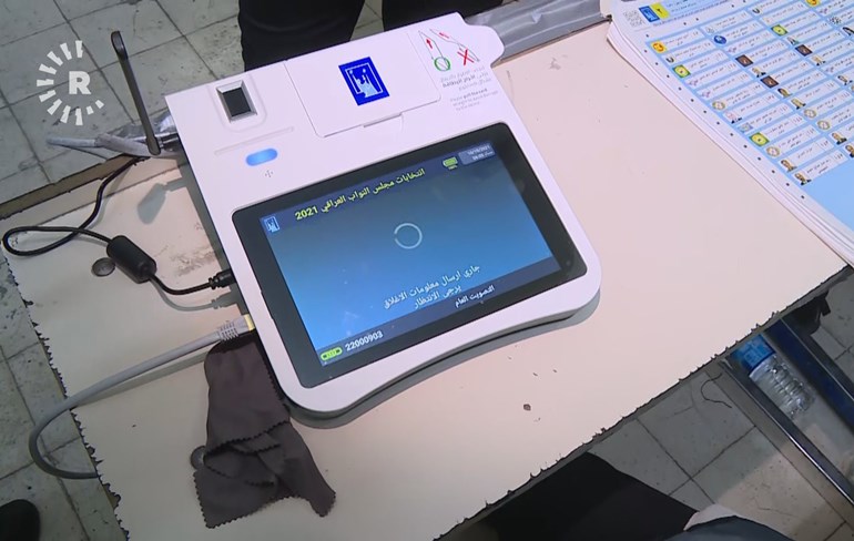 An electronic voting machine says it is “sending information” as voting ended at 6pm. Photo: Rudaw