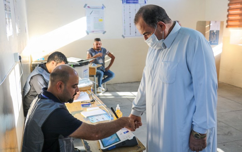 An Iraqi man registers to vote at a polling station in Kirkuk on October 10, 2021. Photo: Shwan Nawzad/AFP