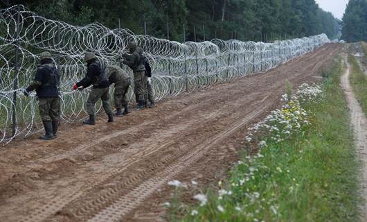 Poland li dijî koçberan dîwar ava dike