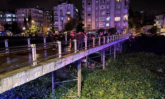 İddia üzerine nehre atlayan üç gençten biri boğuldu