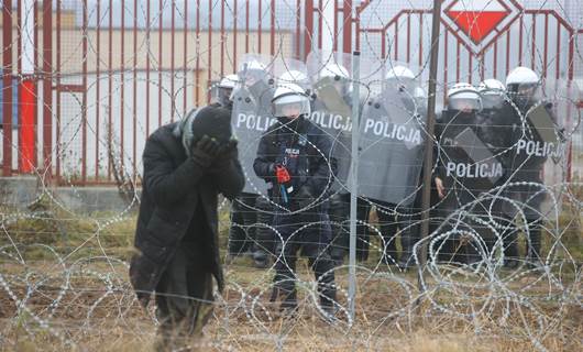 Polonya: Belarus askerleri göçmenlere sis bombası veriyor