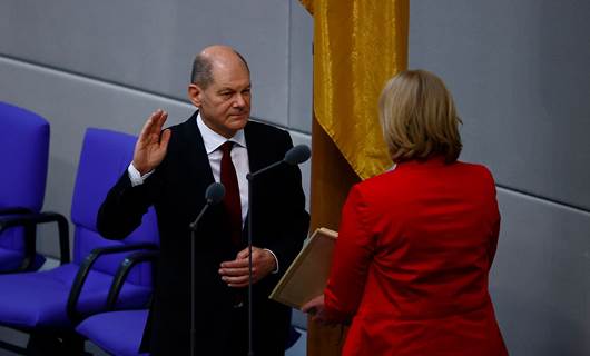 Olaf  Scholz, Merkel'den Başbakanlığı devraldı